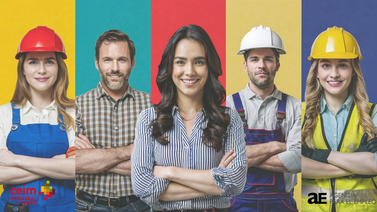 Un grupo de mujeres y hombres con los brazos cruzados